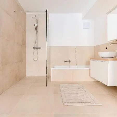 Deluxe - Newly Built Daire *